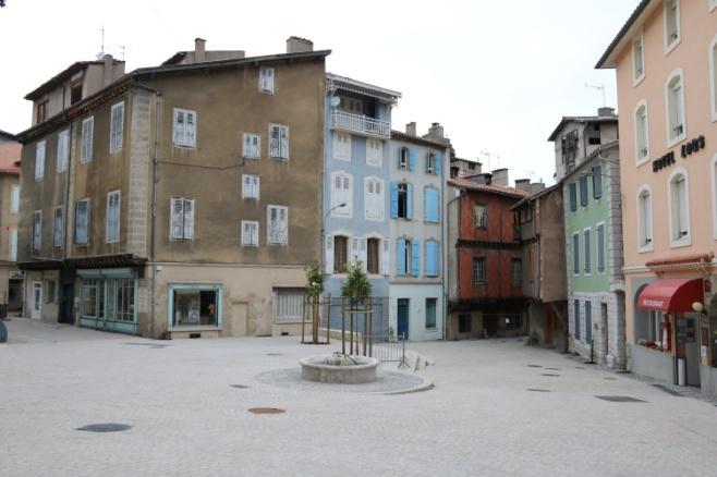 OBJETO La ciudad de Foix desea lanzar una convocatoria de propuestas para la creación de una obra artística permanente consistente en la realización de frases o textos que destacan la caligrafía en