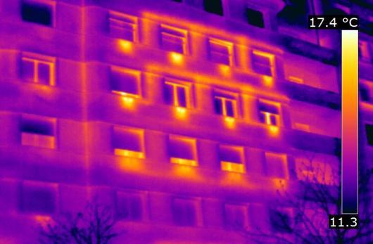 Reflectores en radiadores En muchas viviendas con aislamiento deficiente de los cerramientos, gran parte del calor de los radiadores que están situados en paredes en contacto con el exterior,
