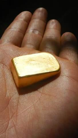 8 Fundición: La esponja de oro se separa de las impurezas fundiéndola en un lingote doré de oro sólido, con una pequeña cantidad de escoria.