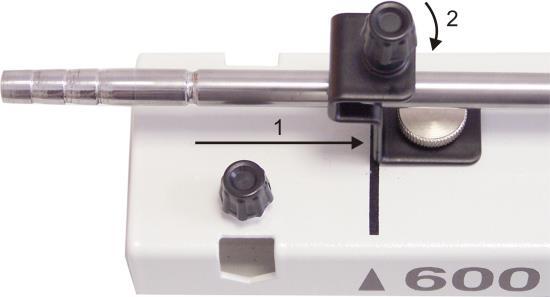 8: El tubo de prueba se desplaza hacia la derecha hasta cuando la hendidura en el extremo abierto venga a quedar en el asiento fijo (Observación: En esta forma la punta de medición del reloj