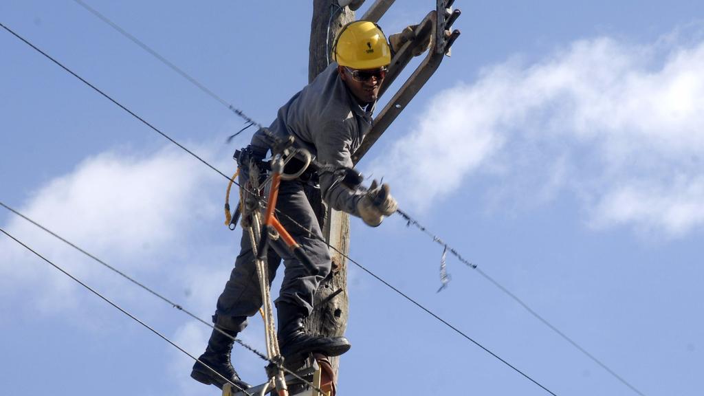 www.juventudrebelde.cu Los electricistas cubanos van de pueblo en pueblo restableciendo el fluido a las familias del país.