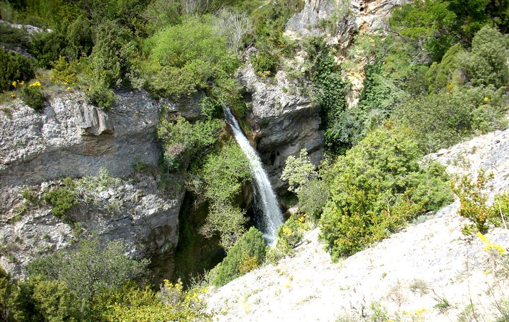 Cascada en Valderejo, en Valdegobía, entre calizas del Santoniense,