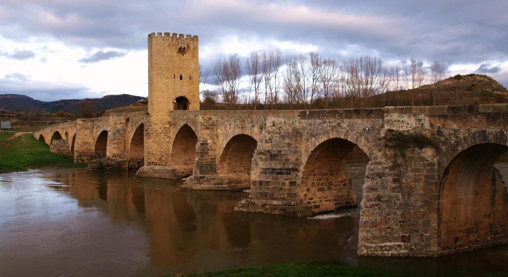 Puente medieval sobre el Río Ebro en