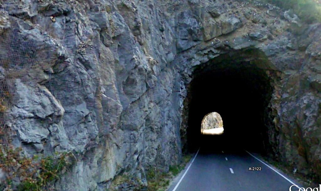 Túnel sin revestimiento en calizas Turoniense- Coniaciense, Cretácico Sup.