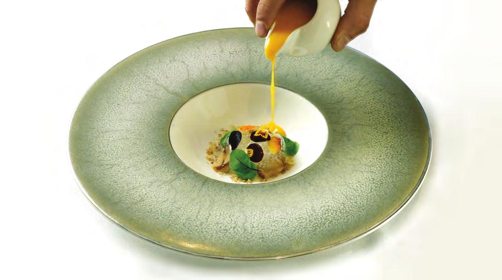 LUNA Con su impactante decoración y borde definido por una fina línea plateada, Luna aporta un toque de estilo contemporáneo a todo menú de degustación.
