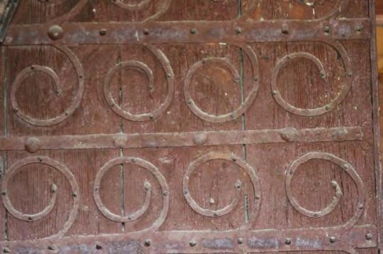 motivos vegetales, los herrajes de la puerta basados en espirales que parten de una pletina horizontal.