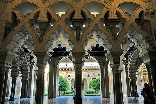 palacios, cuya obra más representativa es la Aljafería de Zaragoza (1047-1081). Arte Almorávide (s. XI).