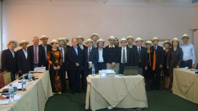 Delegación del Ministerio de Educación de Vietnam y universidades de ese país durante su visita en octubre de 2013, acompañados por el Director Ejecutivo del Comité Departamental de Cafeteros de