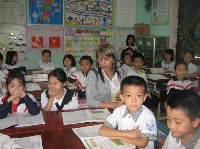 a Vietnam para conocer su contexto educativo, con el fin de capacitar inicialmente a un equipo de expertos y brindar la asesoría técnica para la construcción de las guías en las áreas de matemáticas,