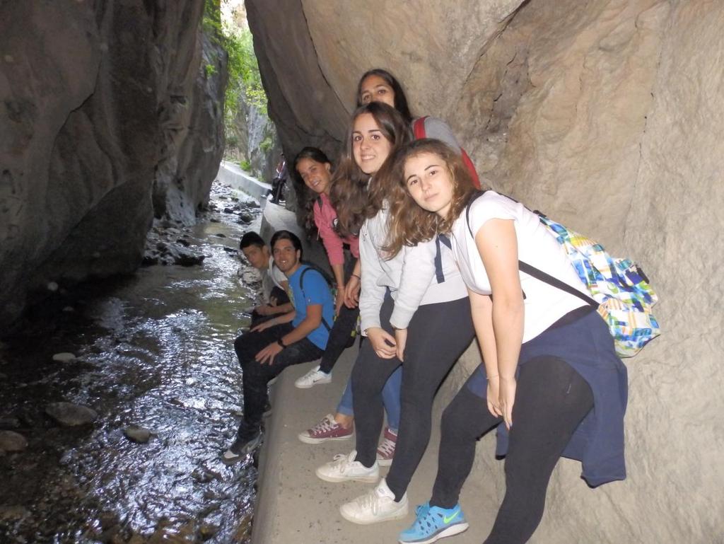 Este tramo es la Cueva de las Palomas, se trata de un angosto y espectacular desfiladero, sobre la tubería que lleva el agua potable desde el manantial de Las Chorreras hasta Monachil.