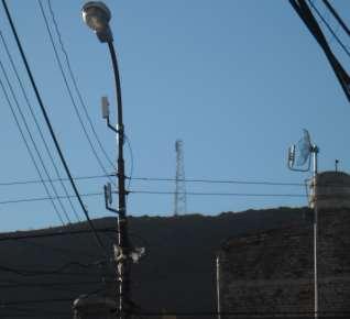 FIGURA N 17. Montaje de antenas sobre instalaciones de Alumbrado Público para repetidores Intermedios 7. Conclusiones.