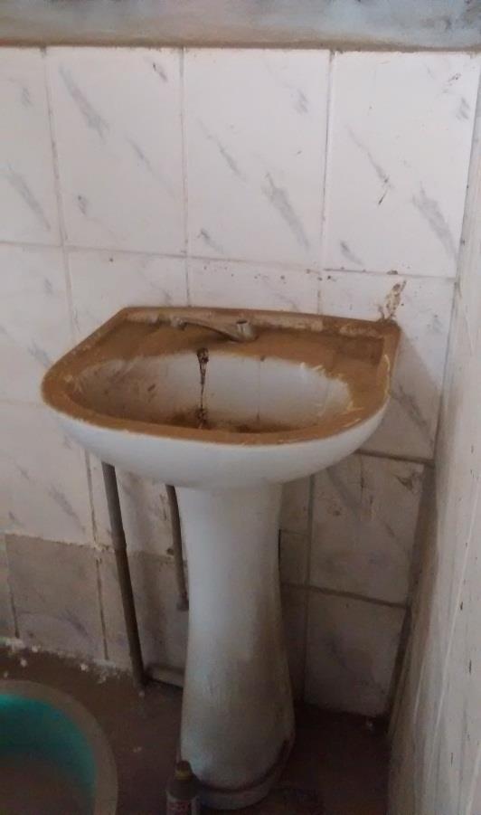Los servicios higiénico del local se encuentran abandonados por un largo periodo de tiempo. La calidad de los inodoros es desconocido.