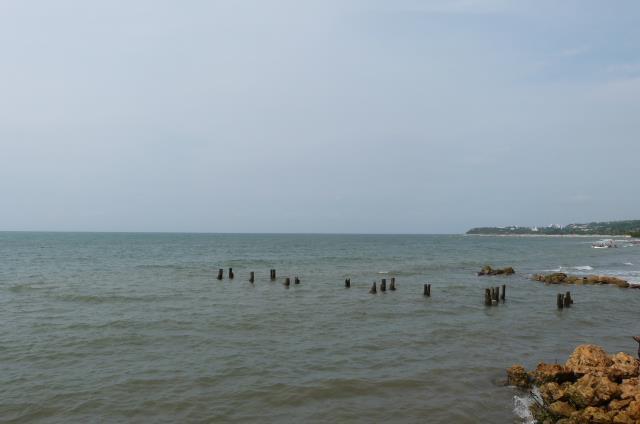 hacia la playas de Puerto Colombia se encuentran las nuevas estructuras construidas entre el año 2010 y 2012, espolones 16, 18 y 19.