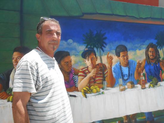 www.juventudrebelde.cu Luis Burgos delante de su obra: La última cena «cubana».