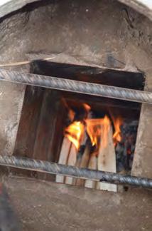 SENCICO - GIZ CAUSAS Se está usando leña húmeda. Cámara de combustión fría, por no usar constantemente la cocina mejorada.