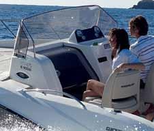 El acceso a la embarcación es rápido, simple y seguro mediante el asiento articulado trasero de babor que gira hacia adelante.