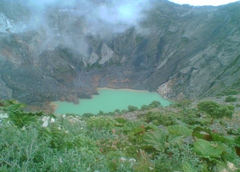 Foto 4: Cráter del volcán Irazú.