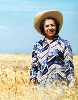 Foto D. Trabajando en campo de trigo en el ciano, Ciudad Obregón, Sonora, 1986. Foto E. Entre 1991 y 1992, Evangelina Villegas realizó diversas visitas a comunidades en África. Foto F.