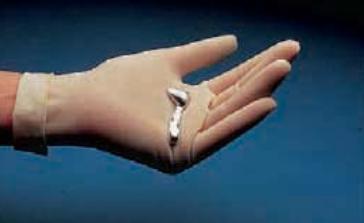 Figura : El metal galio, que vemos aquí fundiéndose en la mano de una persona, es uno de los pocos elementos que se