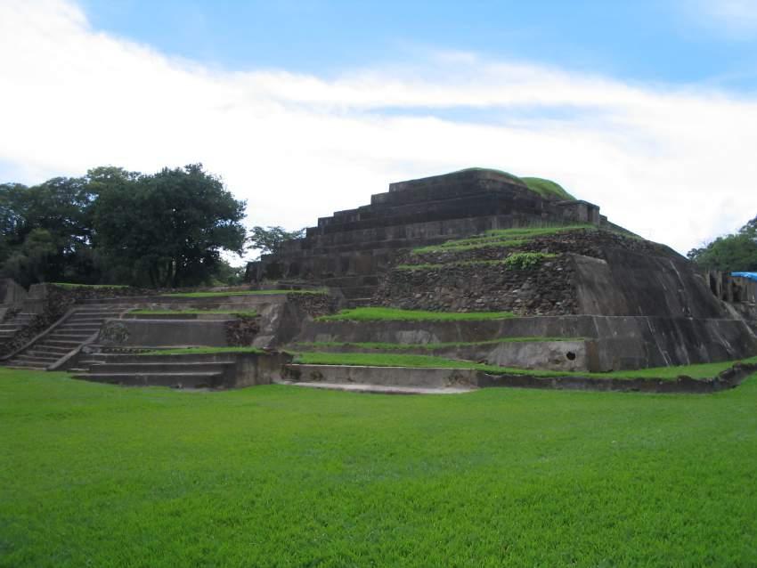 Ruta Maya: Cihuatán Este sitio arqueológico se encuentra a 36 kilómetro al norte de la ciudad de San Salvador, ubicado entre la carretera Troncal del Norte y el río Acelhuate, a 4 kilómetro del