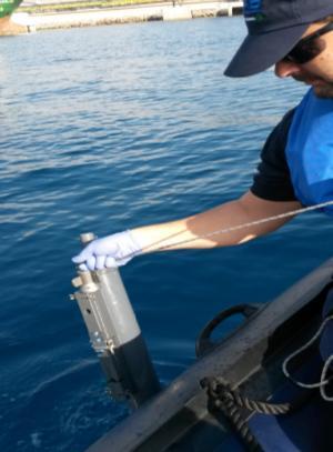 Toma de muestras con botella oceanográfica (muestras integradas) Toma de datos in situ Toma de muestras de sedimento con draga La ubicación de los puntos de toma de muestras de agua y sedimento