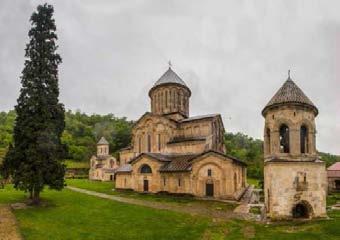 Visita de la Catedral del siglo XI, Svetitskhoveli- uno de los lugares sagrados de Georgia, donde según la leyenda fue enterrada la túnica de Cristo y visita al monasterio de Jvari (ss.
