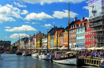 Christiansborg, actual sede del Parlamento; la fuente de la Diosa Gefión y el puerto Nyhavn con sus encantadoras casas del siglo XVII; y cómo no, el emblema de la ciudad, la famosa Sirenita.