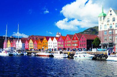 Breve parada y continuación hasta Stavanger, famoso por su barrio antiguo, compuesto de 173 casas de madera, la mayoría de color blanco y alguna de ellas pintada de diversos colores que dan un aire