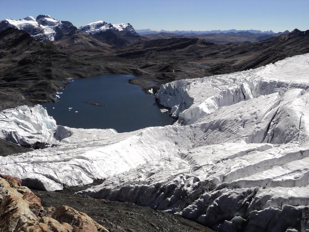 km² Lagunas en las 19 Cordilleras Nevadas del Perú Área de lagunas por cordilleras 140 139.56 Área de lagunas 120 114.51 100 85.04 95.