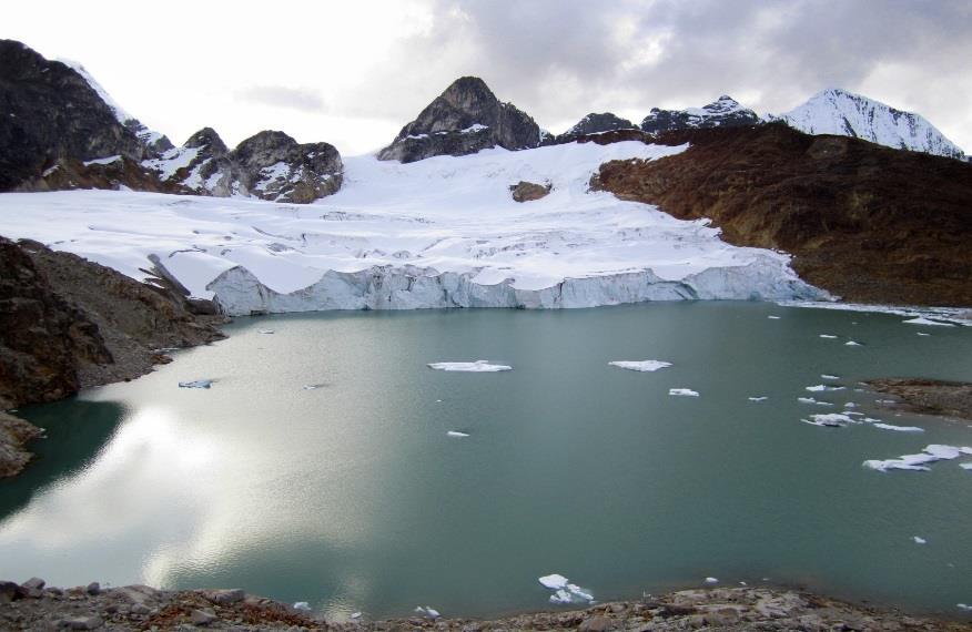 Articulación entre los glaciares y los ecosistemas lagunas y humedales Al pie de los glaciares se encuentran una gran cantidad de lagunas que son el primer