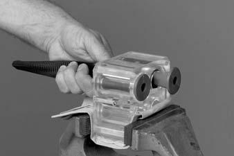 4 OBSERVACION: Después de colocar la válvula peristáltica en la herramienta de inserción, pellizcar el