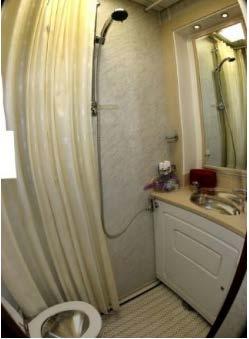 Los baños y lavabos para la utilización común están situados en ambos lados de cada vagón cama Standard Plus. Los vagones cama están dotados de aire acondicionado (control central).