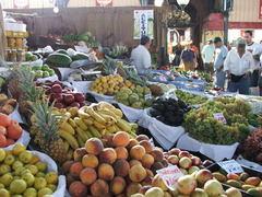 9 Algunos mercados son lugares concretos a los que acude la gente a comprar bienes como, por ejemplo, la Bolsa de Valores de Santiago y los mercados centrales de frutas y verduras que existen en la