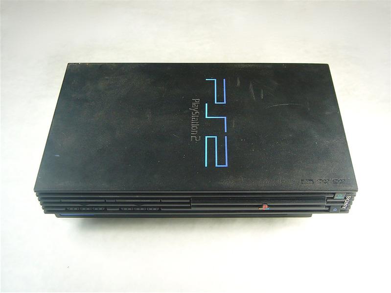 Paso 1 La cubierta superior Voltear la PlayStation 2 con respecto a lo que establece con
