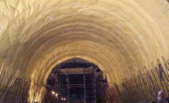 Dependiendo del tipo de andamios, el geotextil y la geomembrana se instalarán de un lado del túnel a otro (uso de andamios hidráulicos) o desde el punto más alto del túnel a ambos lados (andamios