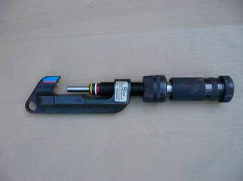 Pistola Ampact Para conexión de cables: ALUMINIO - ALUMINIO ALUMINIO COBRE Acepta todo tipo de conductores desde 25 mm2 hasta 500 mm2. Se puede instalar sin cortar el servicio.