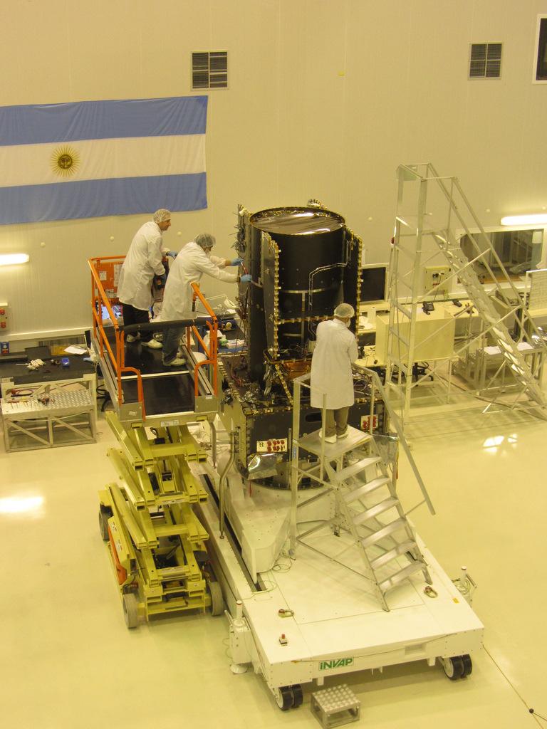 integración de componentes al satélite