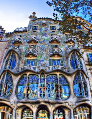Un representante bastante conocido de este estilo podría ser Antonio Gaudí.