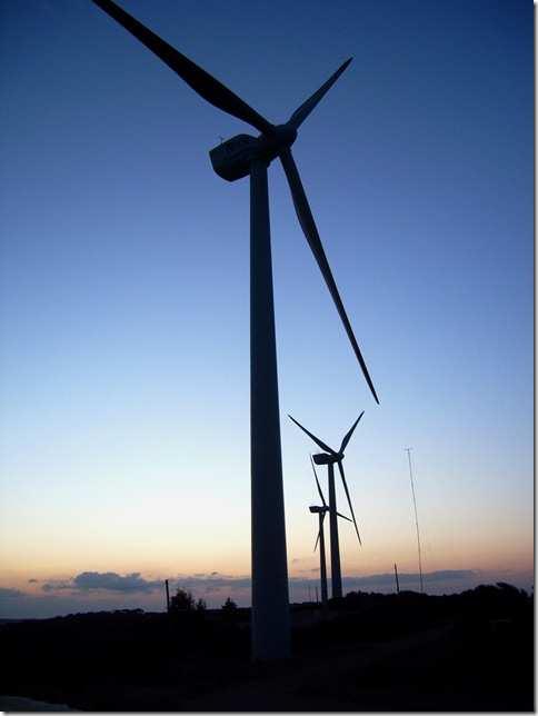 La explotación de una turbina de 1 MW instalada en un parque eólico puede llegar a evitar 2000 toneladas de dióxido de carbono (CO2), si la electricidad producida ha sido emitida por centrales