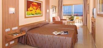 La Familiar con 2 dormitorios, la Junior Suite con salón independiente y la Doble Thalasso (+ 15 años) con vistas al mar, un circuito Thalasso, albornoz y zapatillas.
