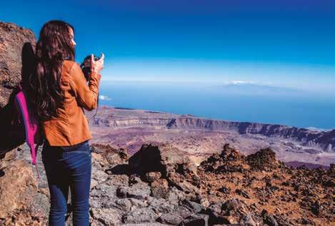 Desde este mirador podrás disfrutar de uno de los atardeceres más mágicos de Tenerife, con vistas al Acantilado de los Gigantes, el faro de Teno y, en los días más claros, el perfil de la isla de La