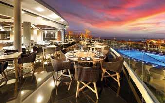 tabla de planchar, facilidades para té y café y balcón o terraza. Deluxe Gold con vista lateral al mar.