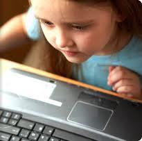 8.Mantenga un contacto permanente con el Centro Educativo, en relación con el uso que sus hijos e hijas hacen de Internet. 9.