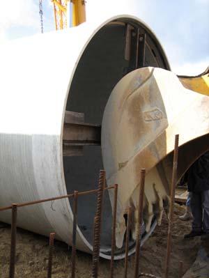 Montaje de tubería de gran DN mediante el empuje de una excavadora, apoyada en una cruz de acero Durante esta fase de la instalación, es recomendable que la tubería se encuentre ligeramente