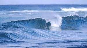 Por ejemplo, las olas del mar, las ondas que se propagan en una cuerda y las ondas sísmicas S. C. Según su periodicidad: según su periodicidad las ondas se clasifican en periódicas y no periódicas.