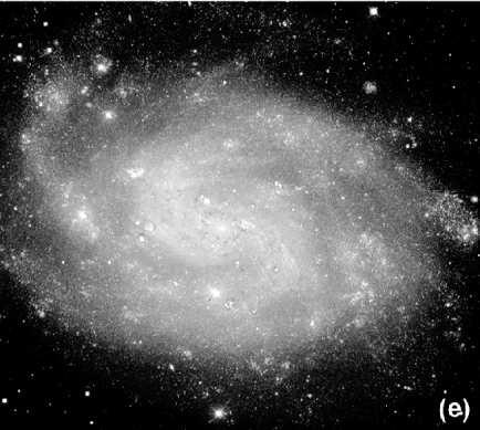 Emisión Infrarrojo Medio y Lejano de NGC300 Imagen óptica muestra las estrellas, cúmulos estelares y las zonas de formación estelar más