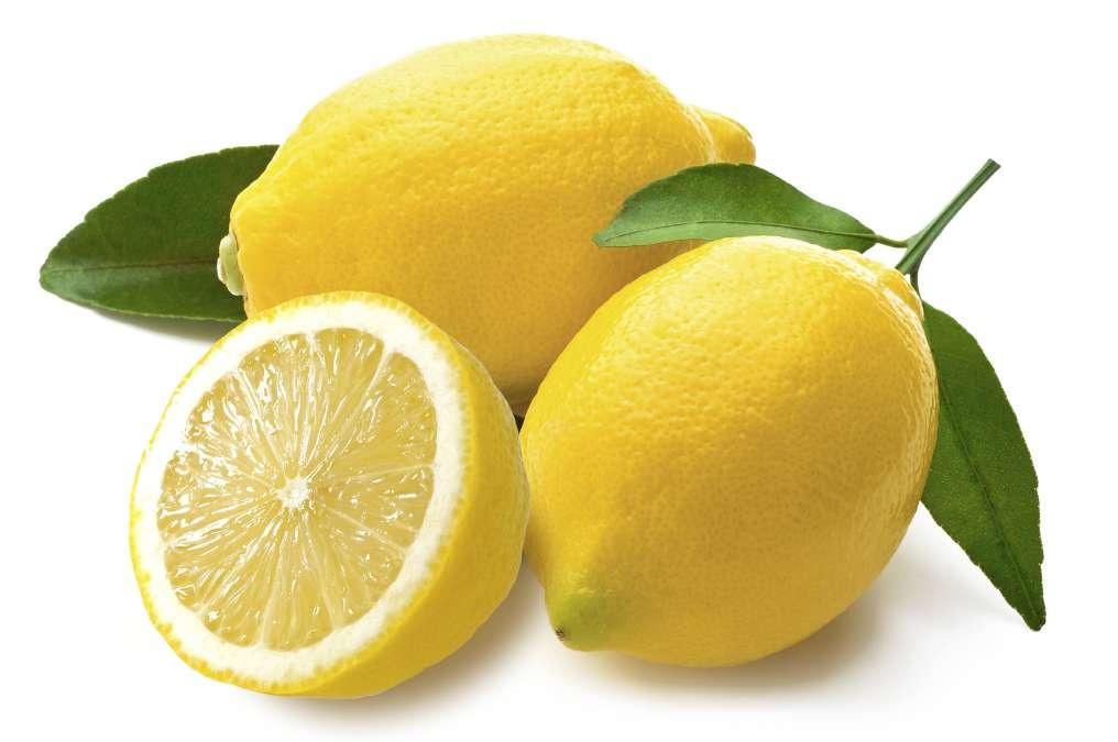 Limón Este cítrico es abundante en vitamina C, y por ello un excelente antioxidante.