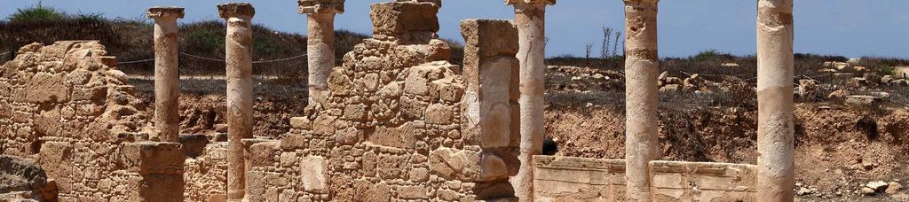 restos que aún se conservan en algunas, imitaban fachadas de templos clásicos helenísticos. Se sabe que la costumbre de celebrar banquetes funerarios en honor del difunto tuvo lugar aquí también.