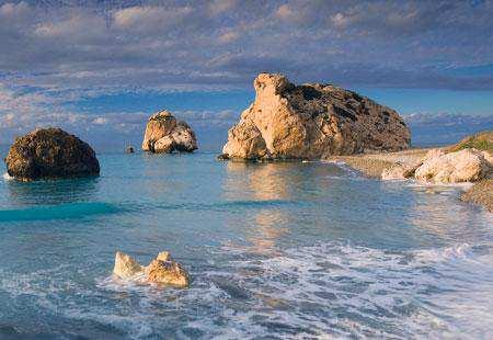 De regreso a Limasol haremos una breve parada en una de las zonas más bellas de la costa chipriota, para contemplar un hermoso y único lugar, la Roca de Afrodita (Petra tou Romiou).