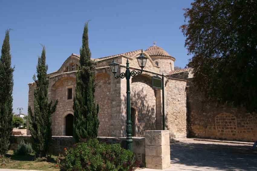 Es impresionante su campanario con relieves Iglesia de San Lázaro.